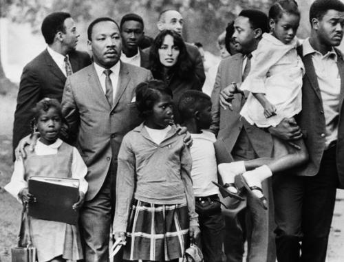 121-martin-luther-king-jr-1966-with-children.jpg